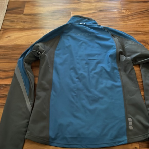 Brand new , just cut the tug Nice coat - Picture 5 of 6